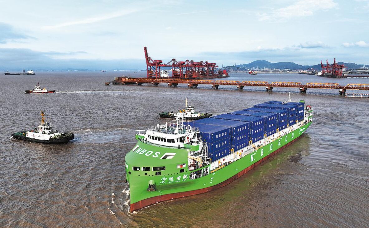 O navio Ning Yuan Dian Kun partiu do porto de Ningbo-Zhoushan com destino ao porto de Jiaxing, ambos localizados na província de Zhejiang, no leste da China, nesta quarta-feira. XINHUA