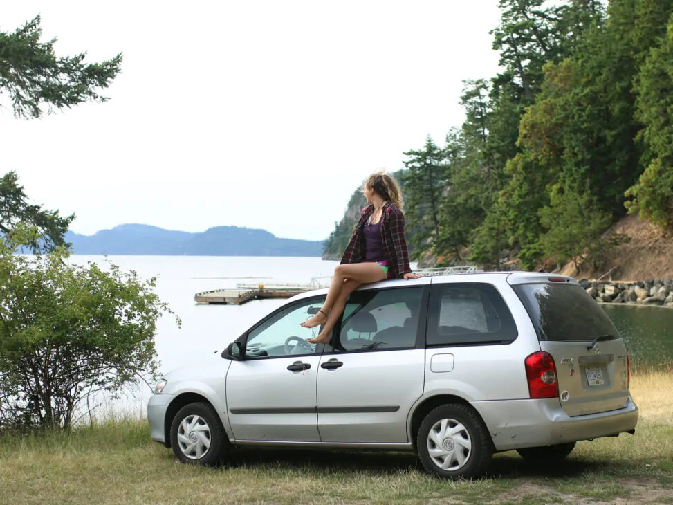 Durante quase dois anos, enquanto concluía minha graduação, optei por morar em uma minivan que comprei por um preço baixo no Facebook Marketplace, para assim economizar dinheiro e me formar sem dívidas. - Imagem: Andrea Sadowski