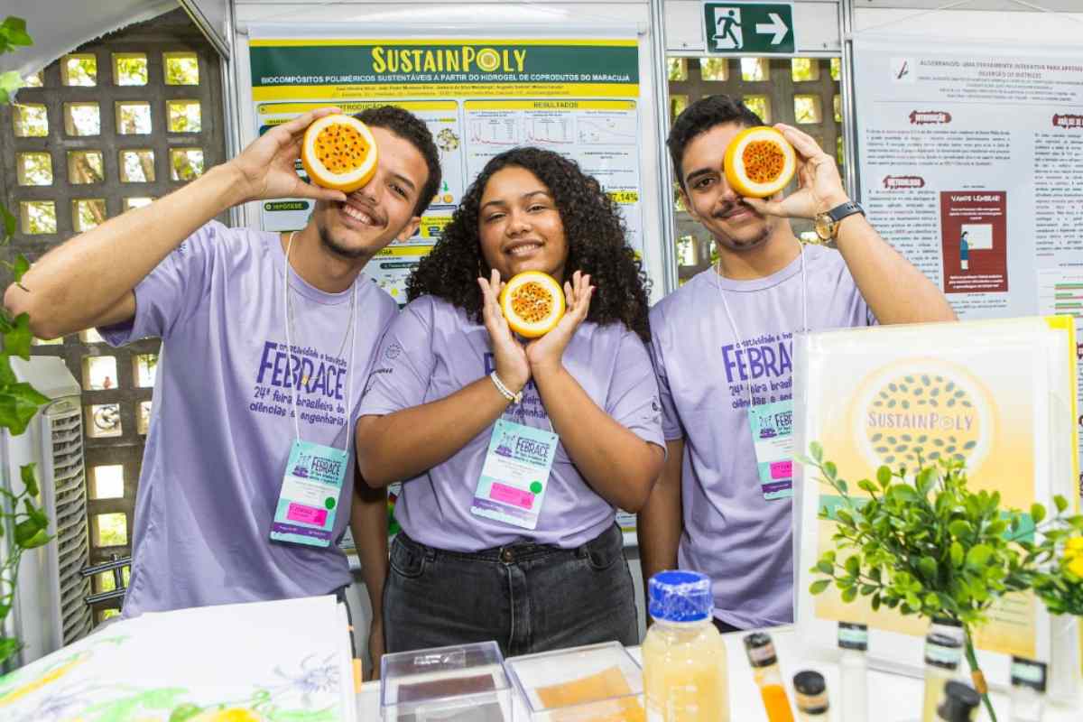 Estudantes do Ceará criam biocompósito com casca de maracujá que conserva umidade no solo por até 21 dias e vai à ISEF 2026 nos EUA. (Imagem: Reprodução/Febrace)