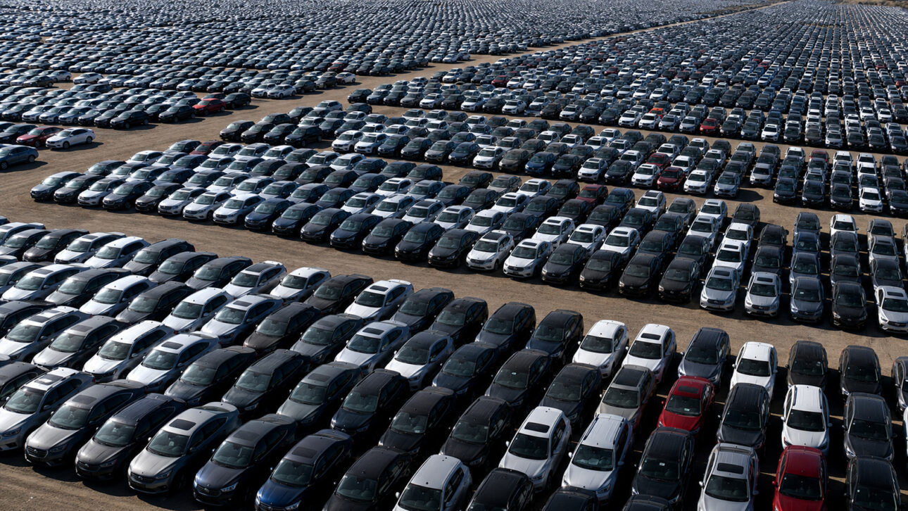 Milhares de carros foram parar no deserto