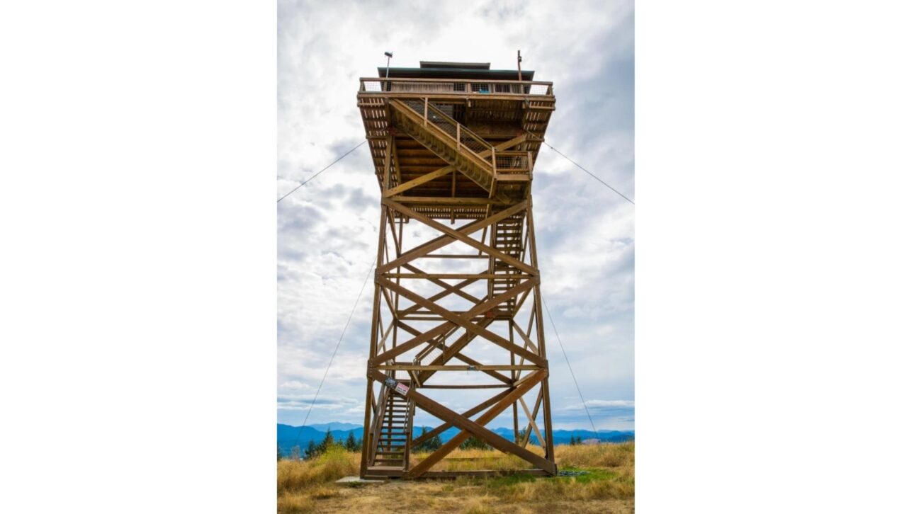 Casal largou os empregos para morar numa torre de vigia de incêndio de 36 m² no Oregon; hoje a casa tem 1.600 na fila do Airbnb por US$ 257 a noite.