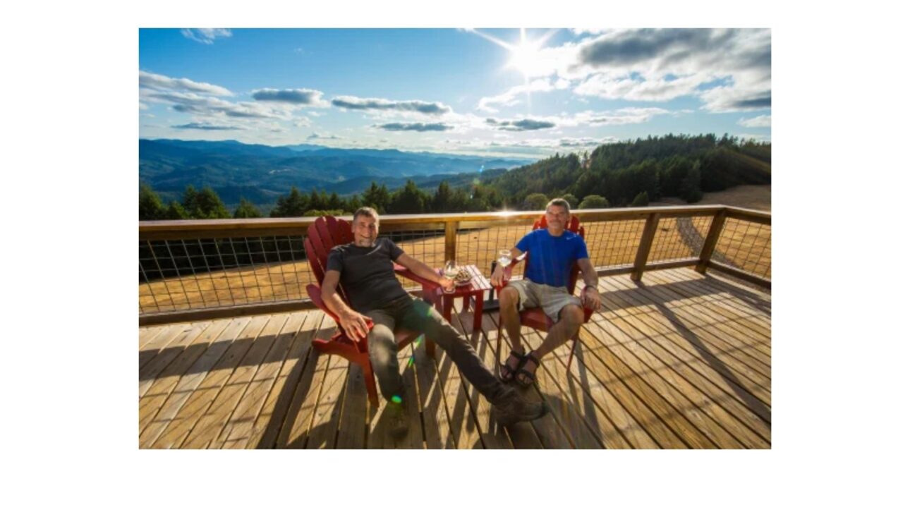 Casal largou os empregos para morar numa torre de vigia de incêndio de 36 m² no Oregon; hoje a casa tem 1.600 na fila do Airbnb por US$ 257 a noite.