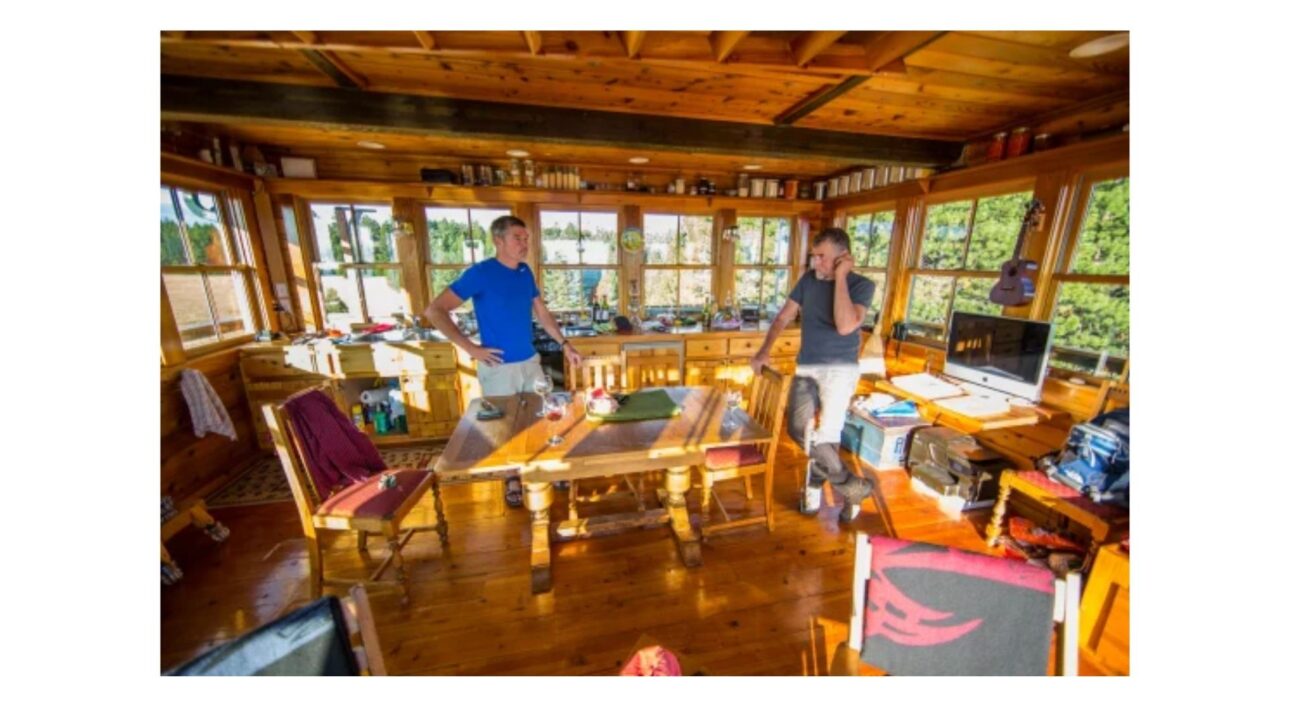 Casal largou os empregos para morar numa torre de vigia de incêndio de 36 m² no Oregon; hoje a casa tem 1.600 na fila do Airbnb por US$ 257 a noite.