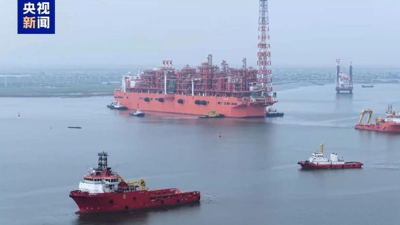 A maior unidade flutuante de gás natural liquefeito (GNL) desenvolvida na China, a NGUYA FLNG, partiu de Nantong, na província de Jiangsu, no leste da China, em 14 de setembro de 2025. Com a maior capacidade de armazenamento de gás e tonelagem do seu tipo, a unidade foi projetada para ser implantada na República do Congo, na África. Foto: Captura de tela do relatório da CMG.