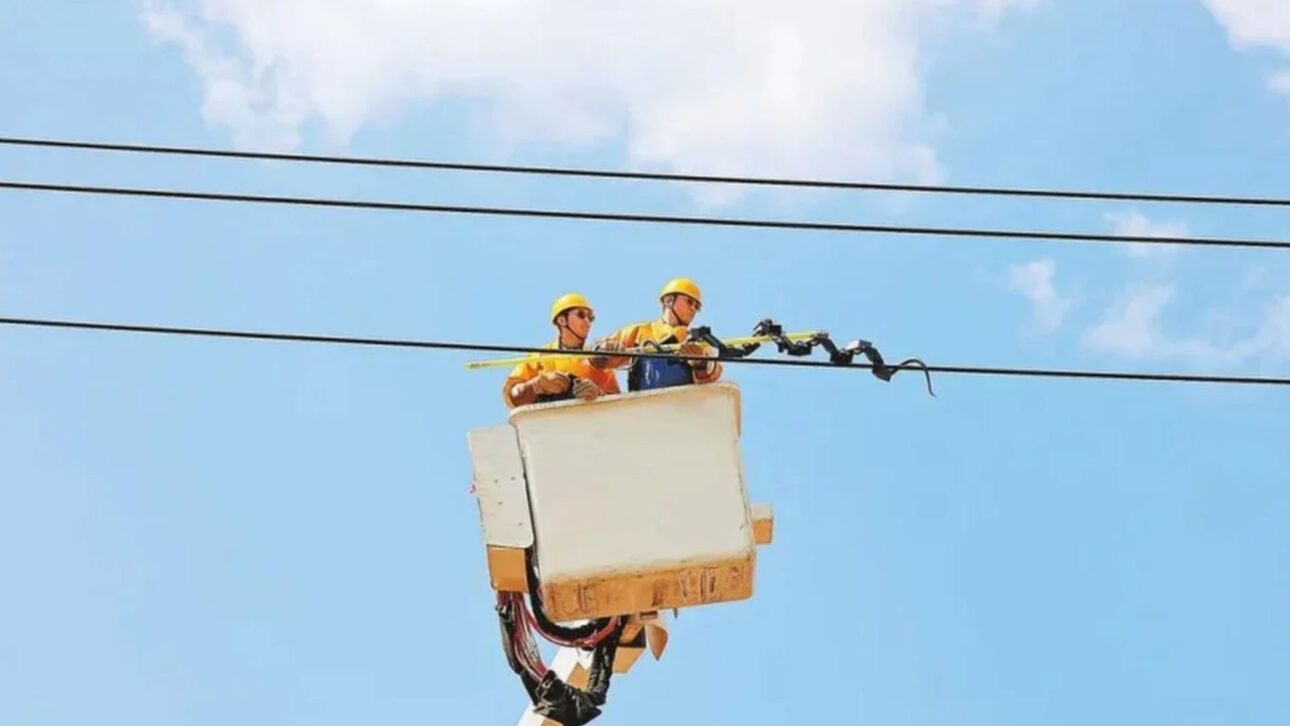 A cabeça da cobra robótica está equipada com uma câmera e sensores para identificar riscos à segurança, enquanto a cauda possui um dispositivo de captação de energia que permite extrair energia das linhas que está inspecionando. Foto: qq.com