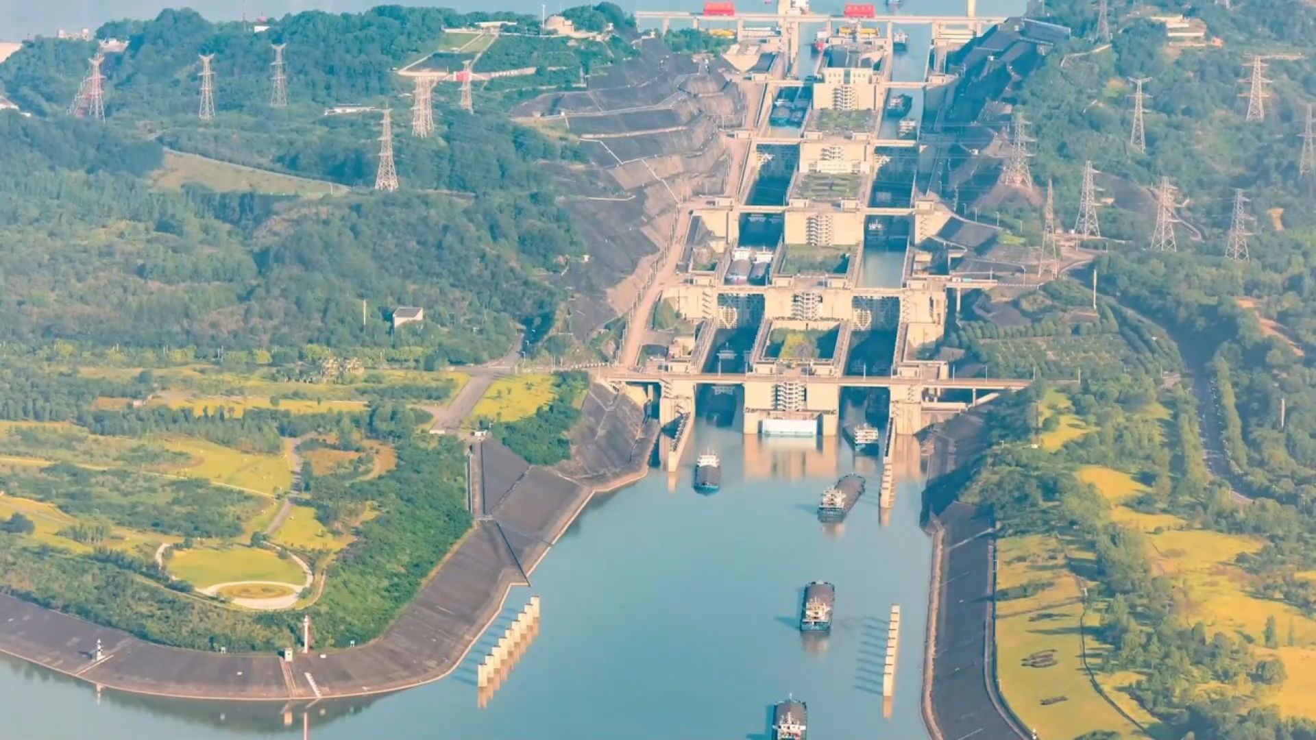 A China começou a obra da maior eclusa fluvial do mundo no rio Yangtzé, na barragem de Três Gargantas, para escoar a carga crescente dos navios.