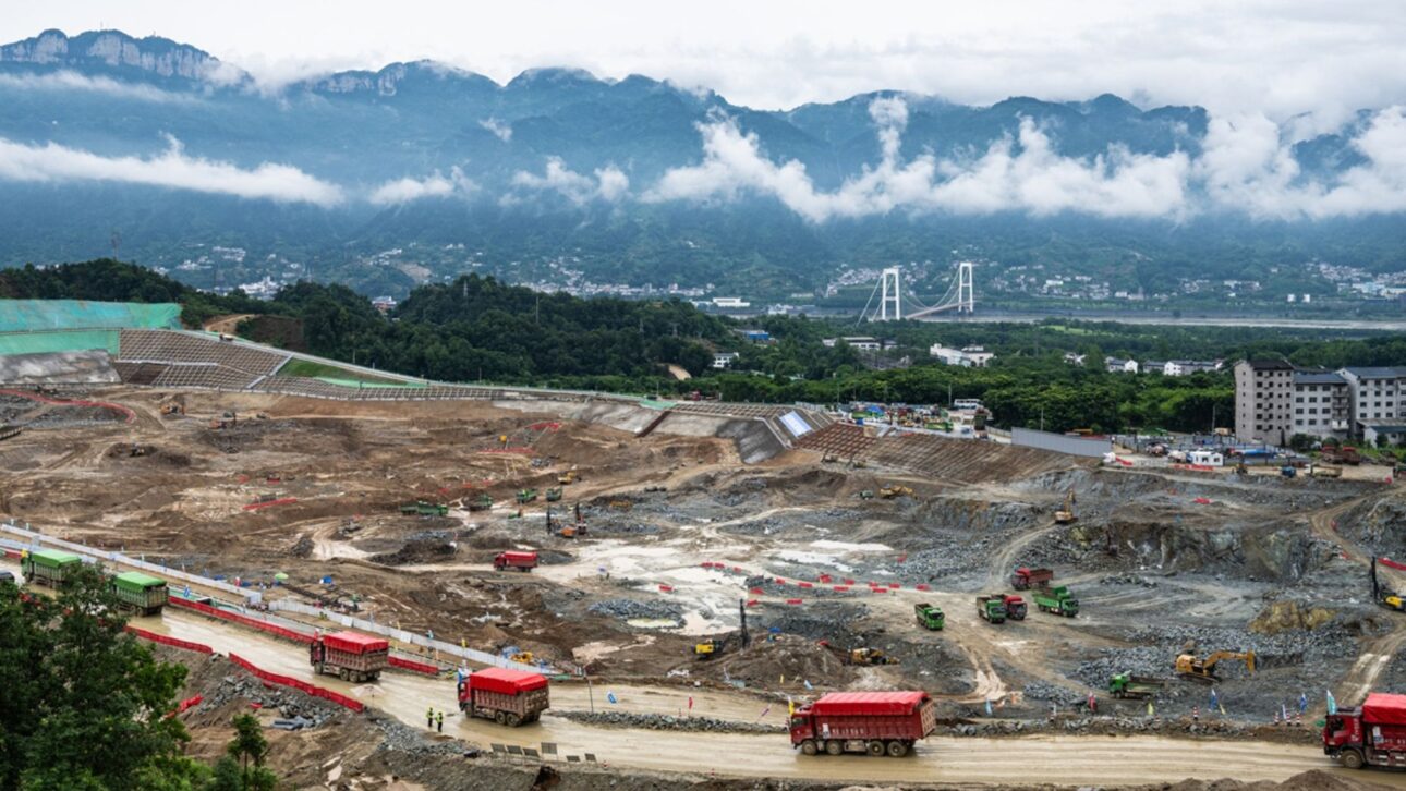 A China começou a obra da maior eclusa fluvial do mundo no rio Yangtzé, na barragem de Três Gargantas, para escoar a carga crescente dos navios.