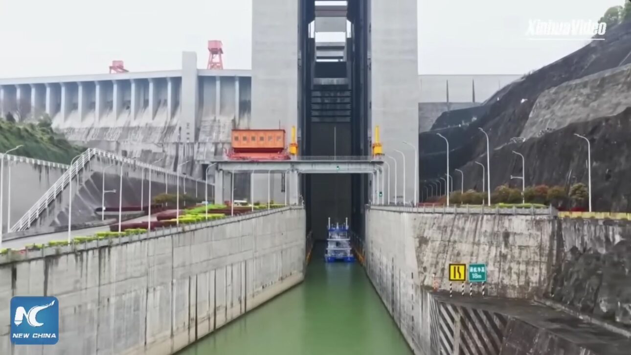 A China começou a obra da maior eclusa fluvial do mundo no rio Yangtzé, na barragem de Três Gargantas, para escoar a carga crescente dos navios.