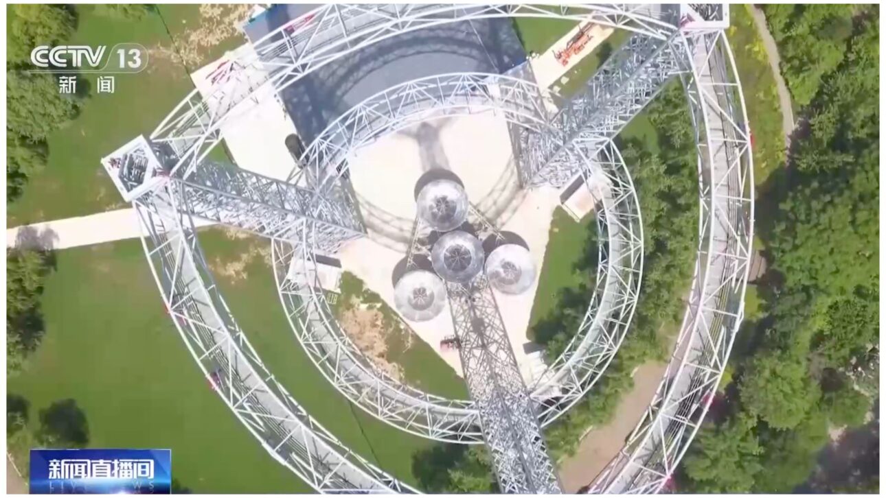 Una torre de soporte de acero de 75 metros sirve como principal instalación de pruebas para el proyecto Zhuri. /CMG
