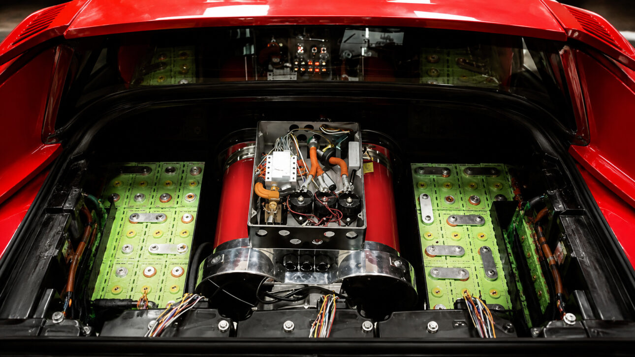 A Ferrari 308 GTS danificada por incêndio virou base para uma conversão elétrica