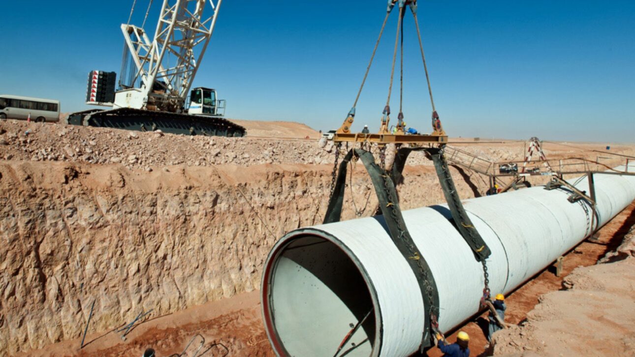 A Líbia construiu mais de 4 mil km de tubulações subterrâneas no Saara para levar água fóssil a cidades costeiras no projeto chamado de Oitava Maravilha do Mundo.