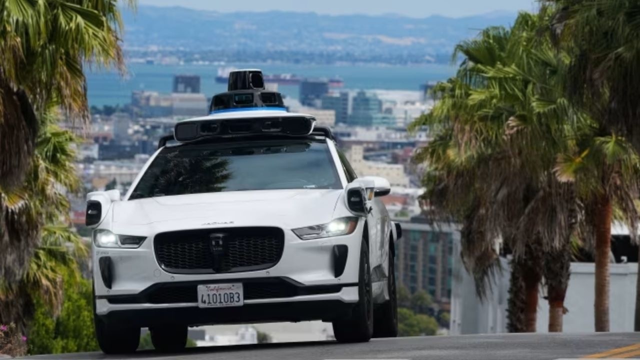 Baterias da Waymo terão segunda vida com B2U para armazenar energia solar e reforçar a rede elétrica.