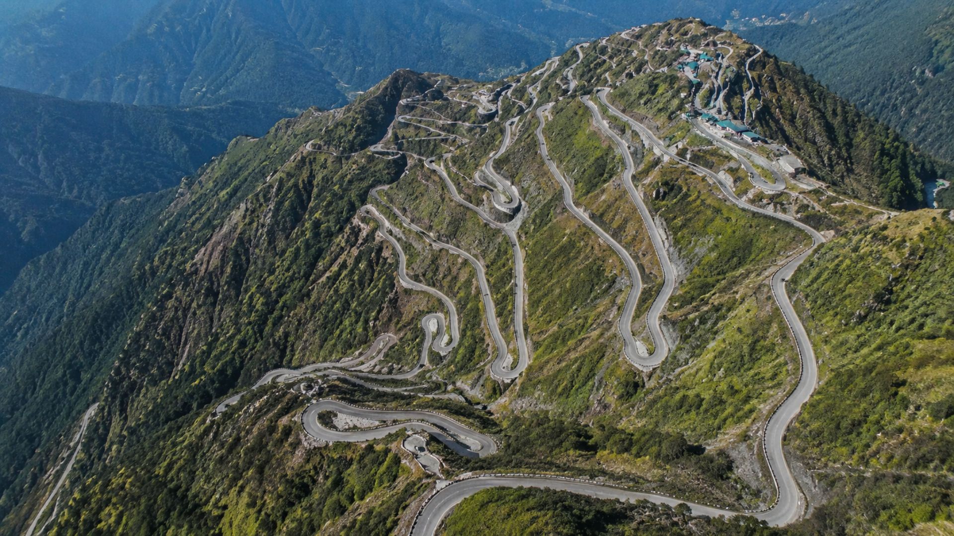 Estrada de Zuluk: 32 curvas em zigue-zague a 3.400 m no Himalaia, em Sikkim, antiga Rota da Seda hoje em zona militar na fronteira Índia-China.