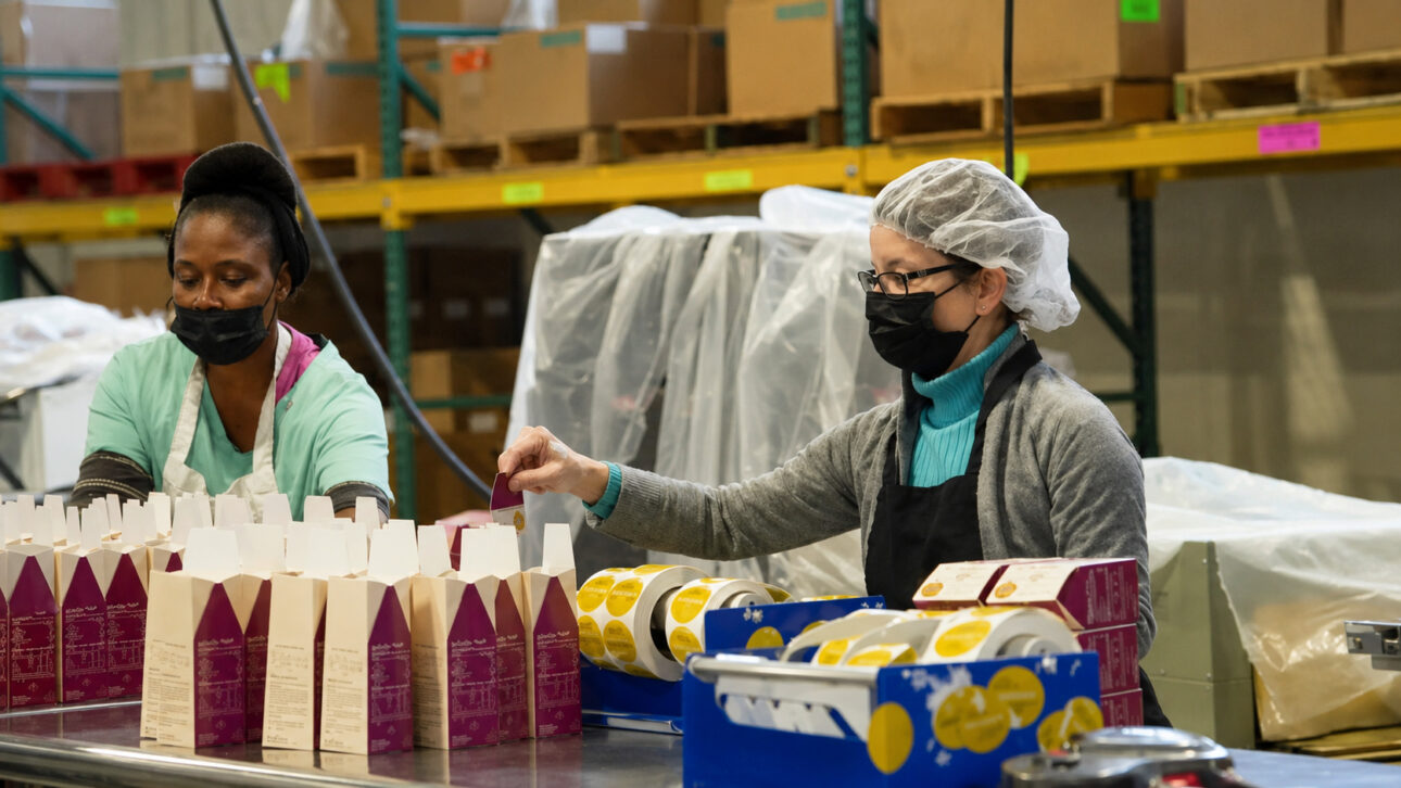 A fábrica social mostra uma diferença importante entre doação e oportunidade produtiva