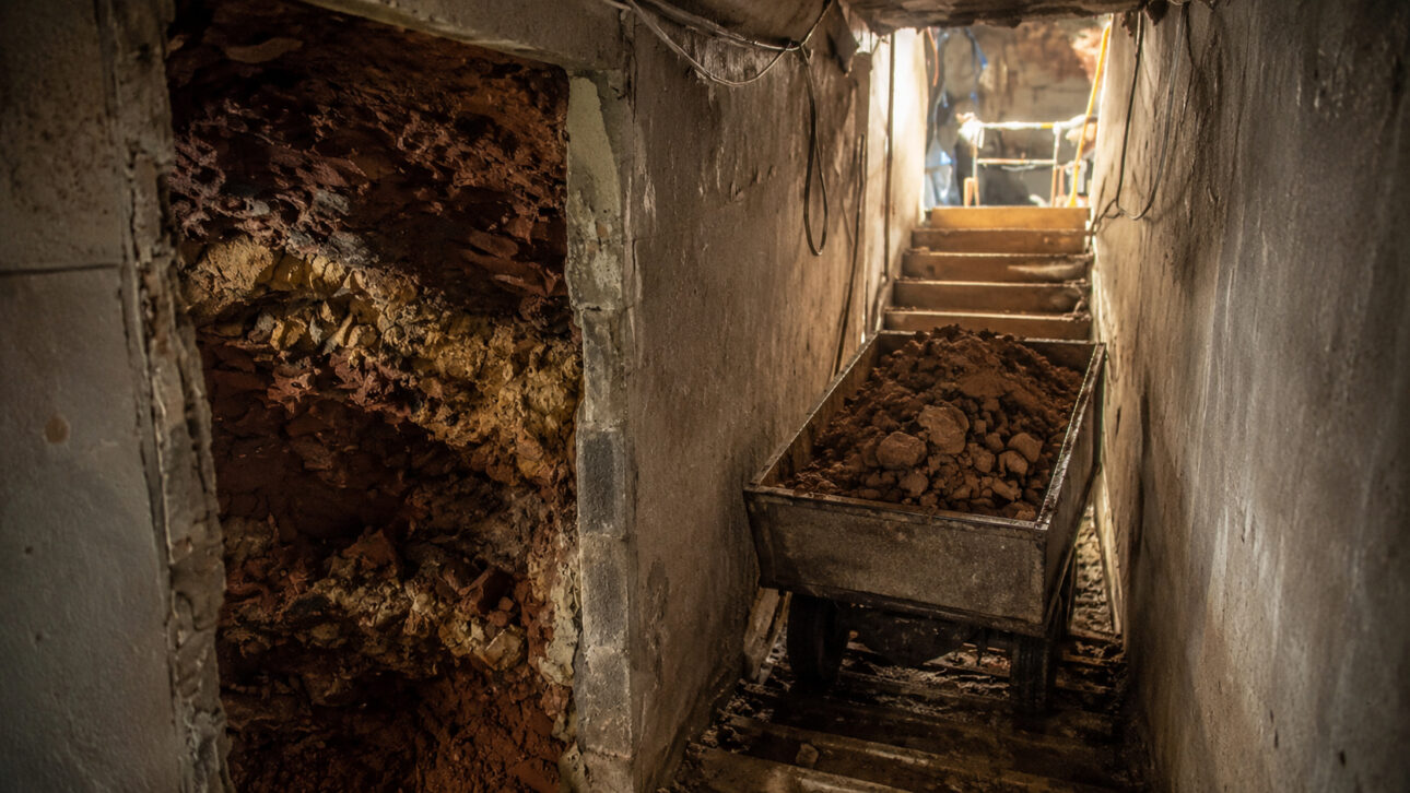 A história da mulher que cavou um túnel sob a própria casa viralizou por mostrar uma obra subterrânea feita no porão