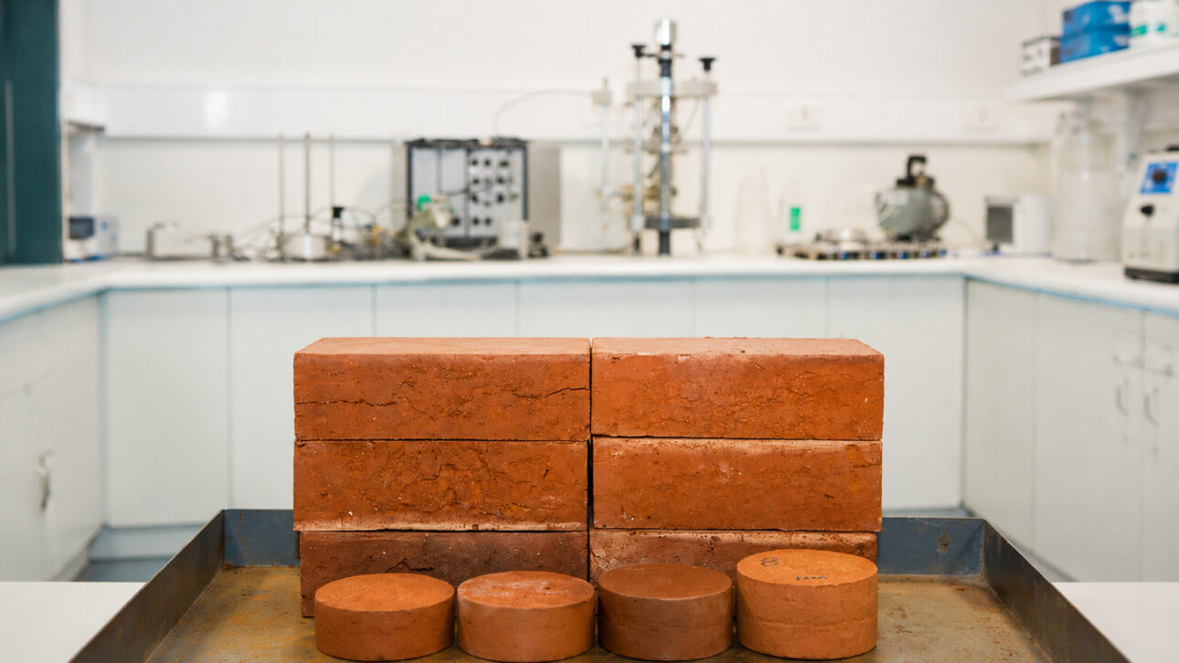 The incorporation of 1% of cigarette butts reduced the energy needed to fire the bricks by 10%.