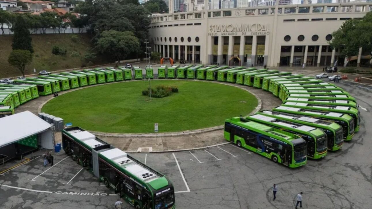 Ônibus articulado BC22 da BYD durante cerimônia de entrega em São Paulo. (Divulgação)