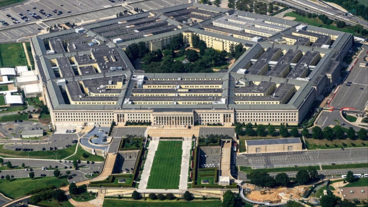 A lista militar do Pentágono passou a incluir a BYD, ao lado de Alibaba e Baidu, e ameaça tensionar a frágil trégua comercial entre Trump e Xi Jinping.