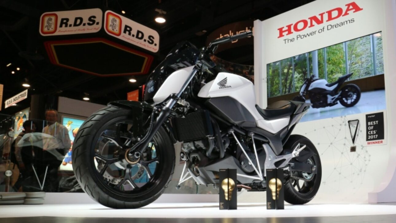 A moto que se equilibra sozinha já existe em protótipos da Honda e da Yamaha, que usam robótica e IA, e não giroscópios, para a moto não tombar.