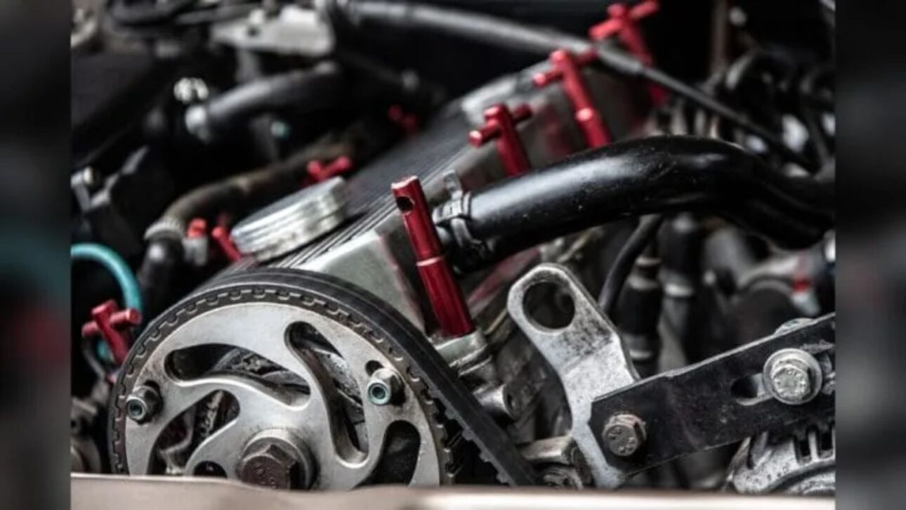 Correia dentada é uma peça essencial para o funcionamento do motor e deve ser trocada dentro do prazo indicado pelo fabricante (Hebert Santos, Pexels)