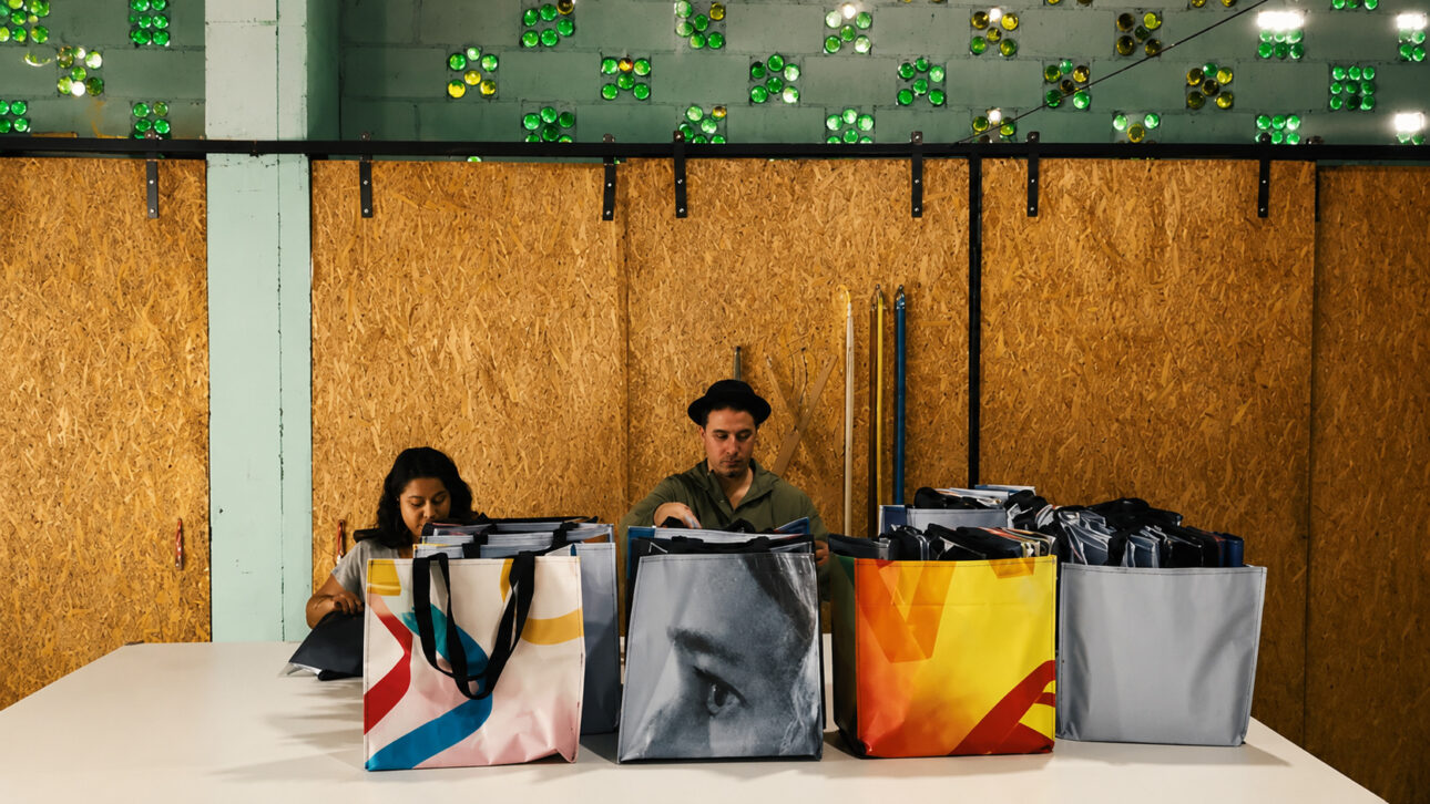 The solution uses advertising tarpaulins that have already served their purpose in events, campaigns, and promotional actions, but can still be reused.