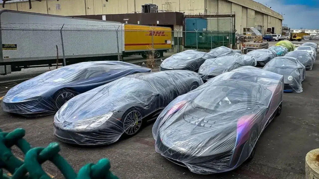 Coleção de hipercarros avaliada em até US$ 100 milhões aparece coberta por plásticos e abandonada durante semanas no aeroporto de Los Angeles, com Ferrari LaFerrari, McLaren Speedtail e Porsche