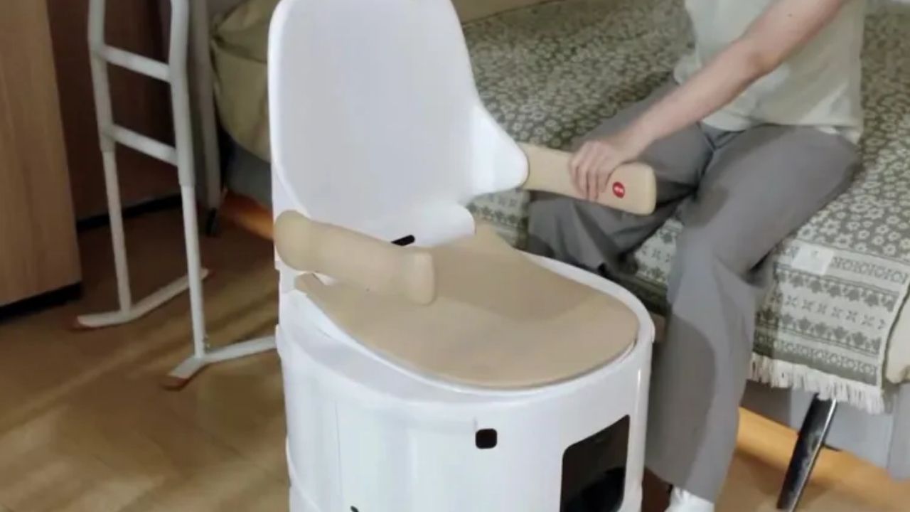 Vaso sanitário robótico Xiaoban usa lidar, comando de voz e apoio para mobilidade reduzida na China.