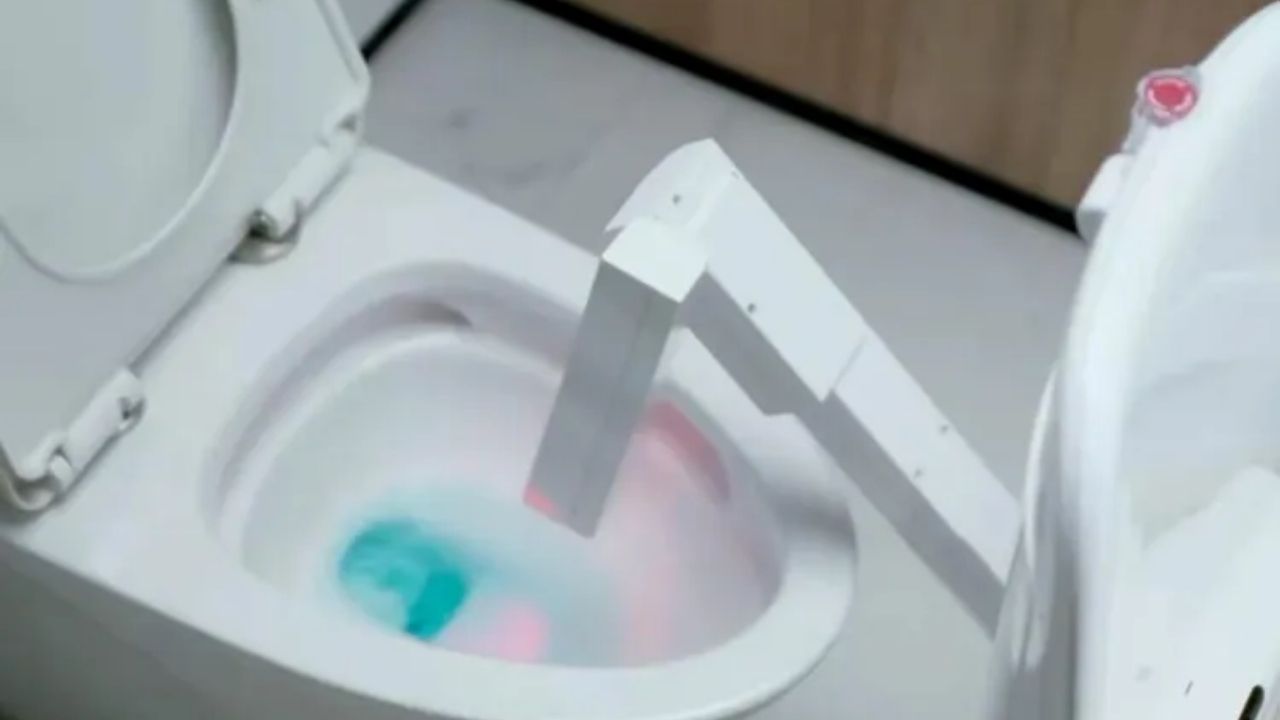 Vaso sanitário robótico Xiaoban usa lidar, comando de voz e apoio para mobilidade reduzida na China.