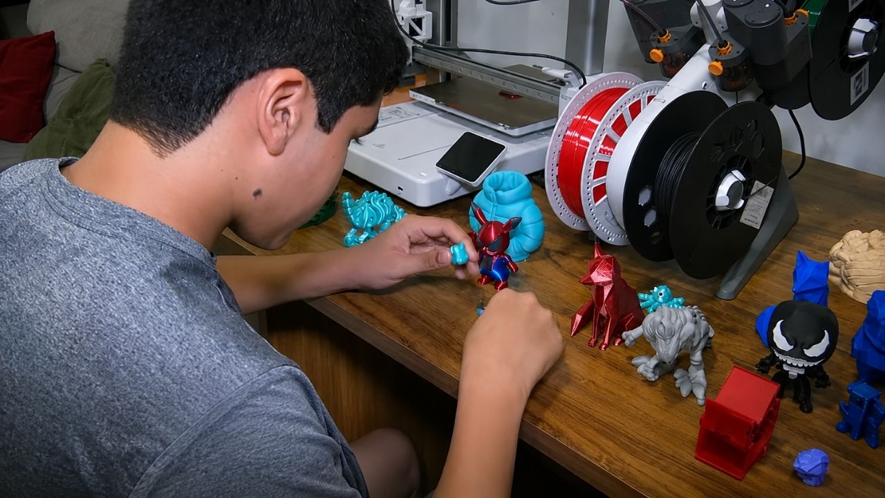 Impressão 3D leva adolescentes ao empreendedorismo: escola e tecnologia viram negócio com chaveiros e bottons em Manaus.