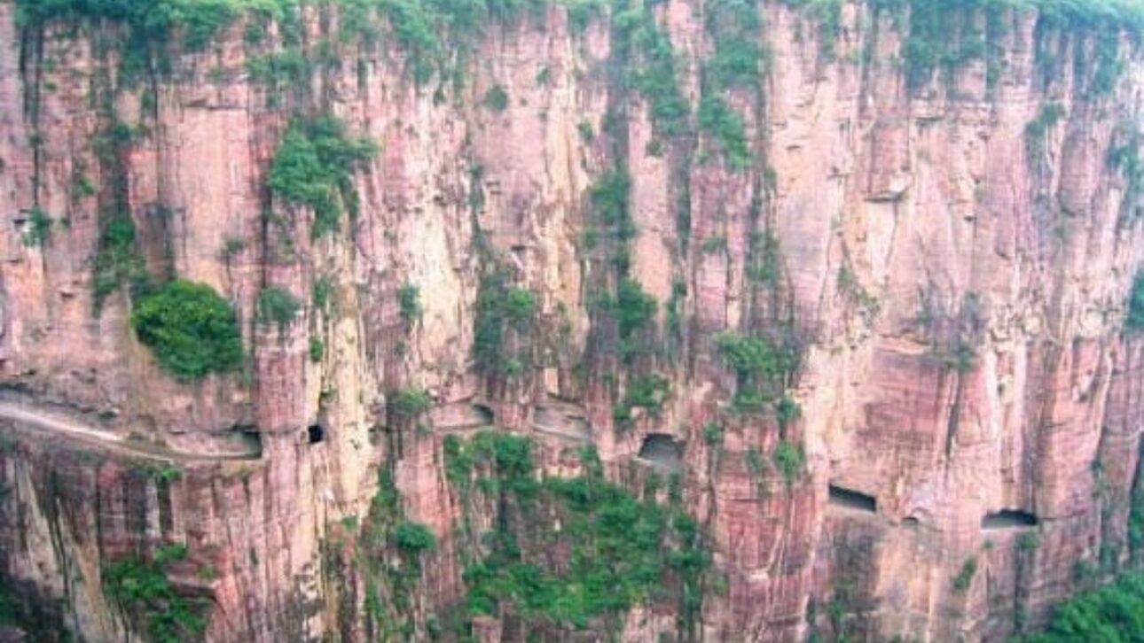 Treze aldeões escavaram à mão o Túnel Guoliang na China, 1.200 metros num penhasco nas Montanhas Taihang, para escapar de séculos de isolamento. Obra levou cinco anos.