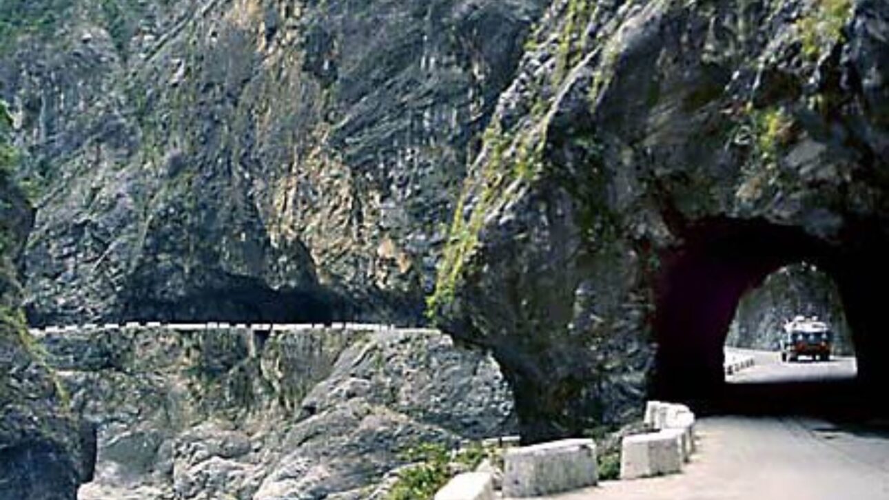 Treze aldeões escavaram à mão o Túnel Guoliang na China, 1.200 metros num penhasco nas Montanhas Taihang, para escapar de séculos de isolamento. Obra levou cinco anos.