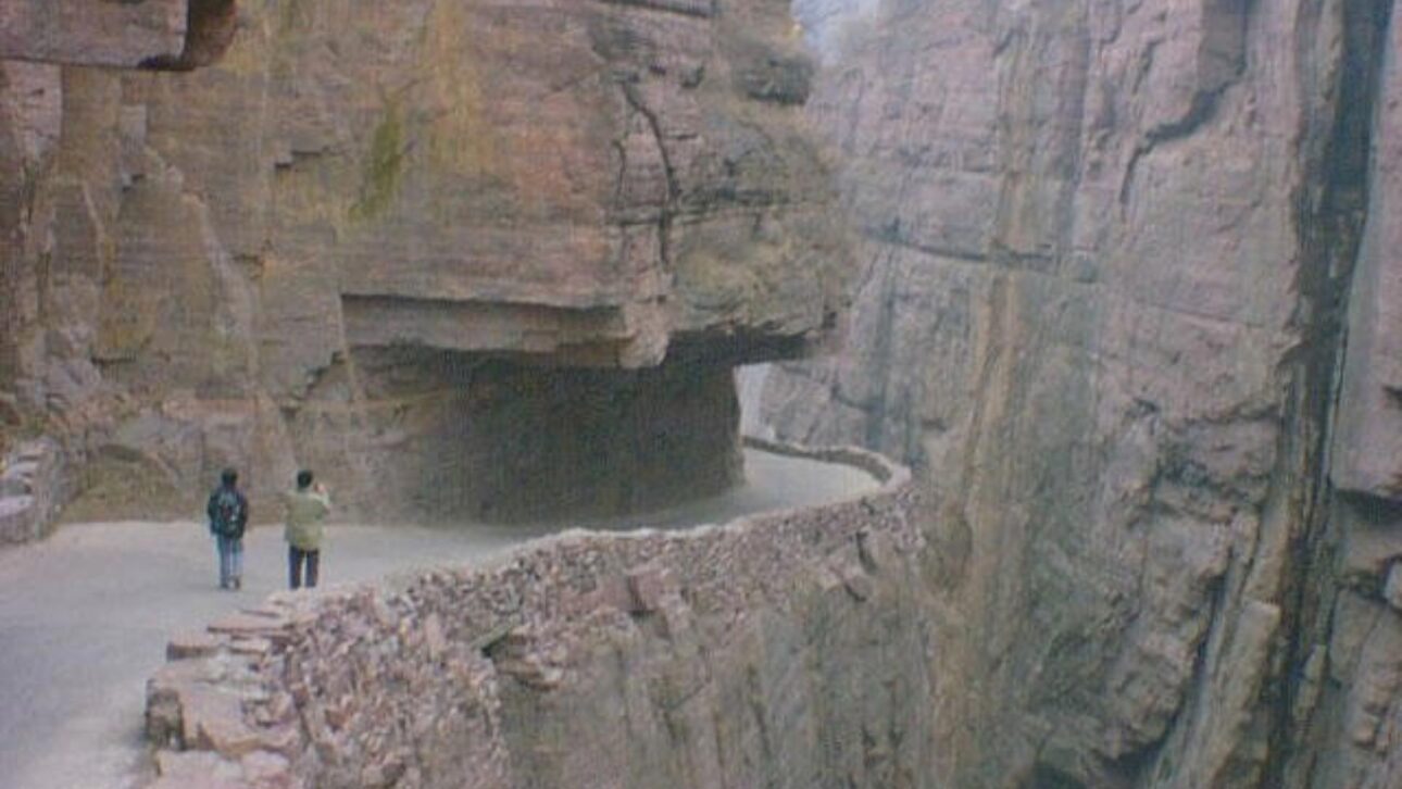 Treze aldeões escavaram à mão o Túnel Guoliang na China, 1.200 metros num penhasco nas Montanhas Taihang, para escapar de séculos de isolamento. Obra levou cinco anos.