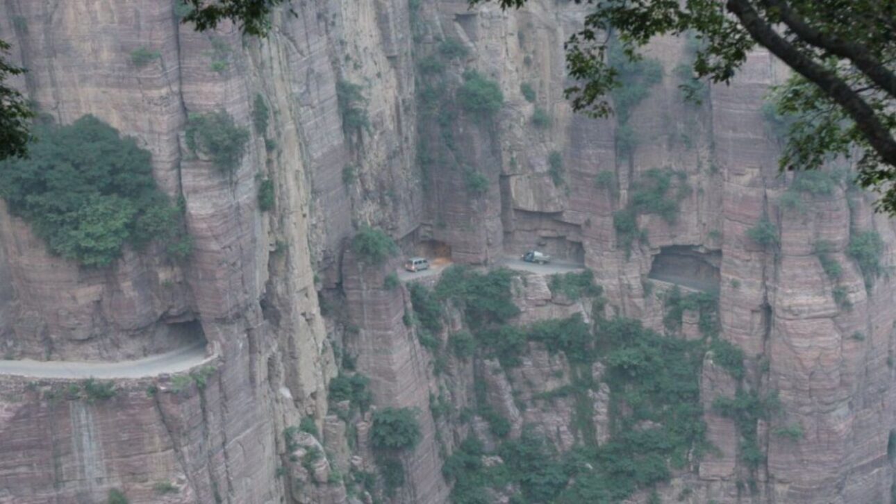 Treze aldeões escavaram à mão o Túnel Guoliang na China, 1.200 metros num penhasco nas Montanhas Taihang, para escapar de séculos de isolamento. Obra levou cinco anos.