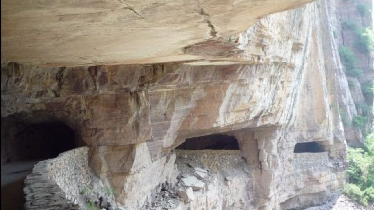 Treze aldeões escavaram à mão o Túnel Guoliang na China, 1.200 metros num penhasco nas Montanhas Taihang, para escapar de séculos de isolamento. Obra levou cinco anos.