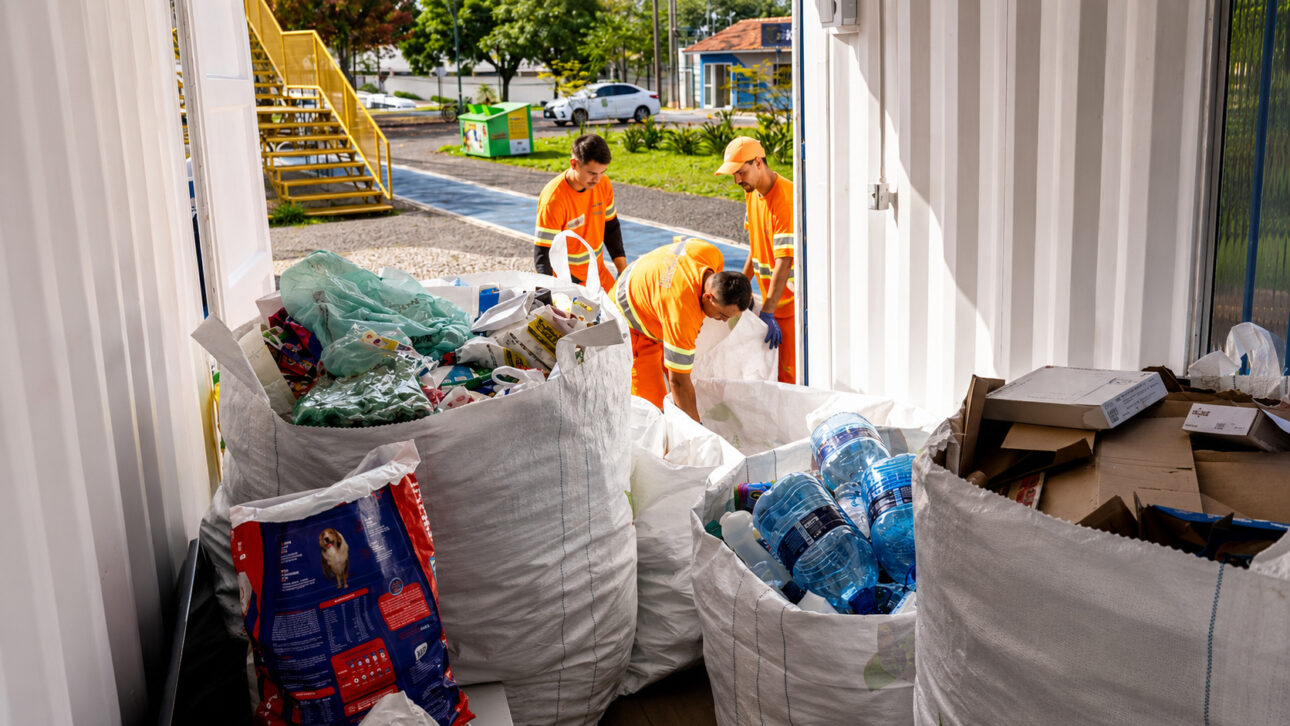 Além das recompensas, o programa fortalece associações de reciclagem, ajuda na geração de renda para famílias associadas e incentiva a separação correta dos resíduos dentro das casas.