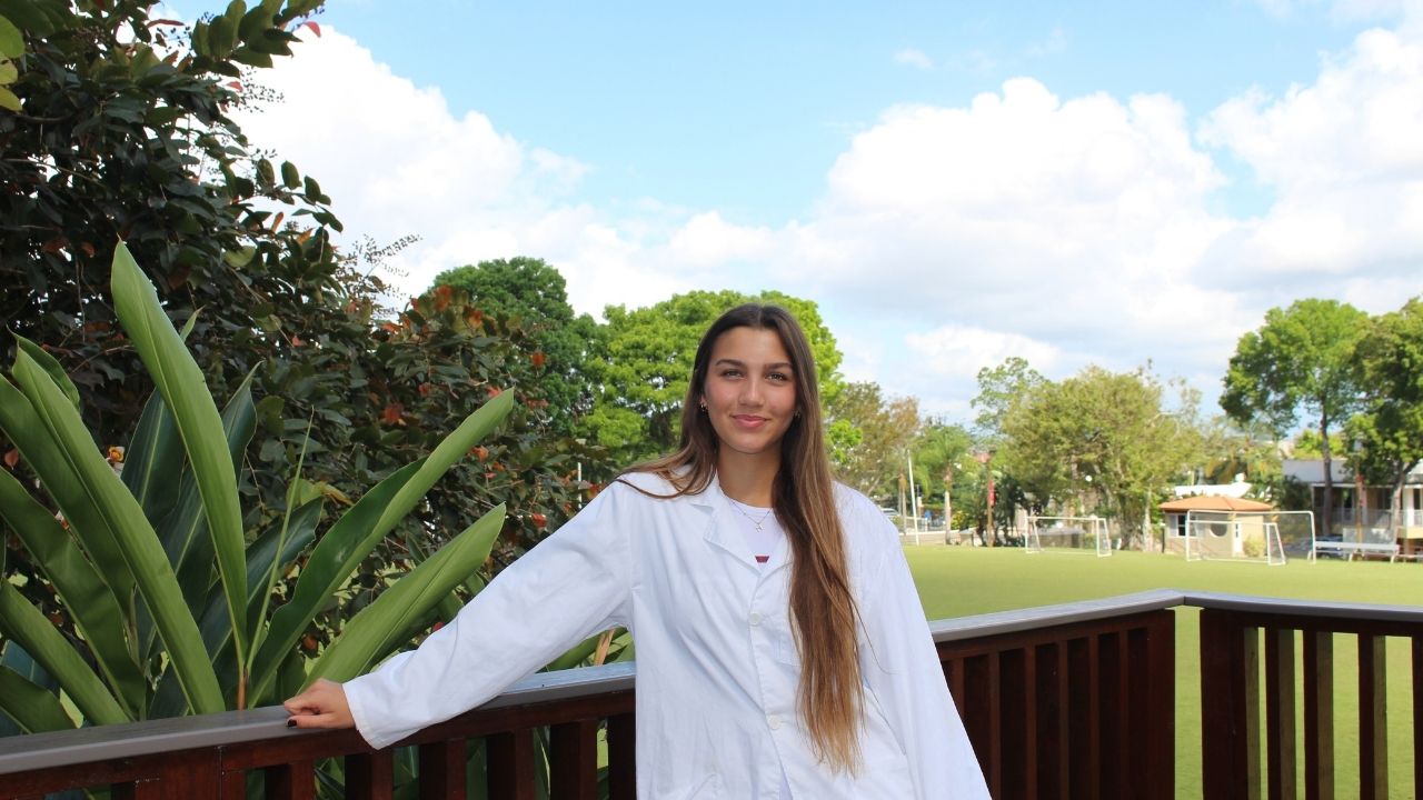 Algas viram sargaço reaproveitado em biotecido no Earth Prize, com projeto de Porto Rico contra plástico no turismo.