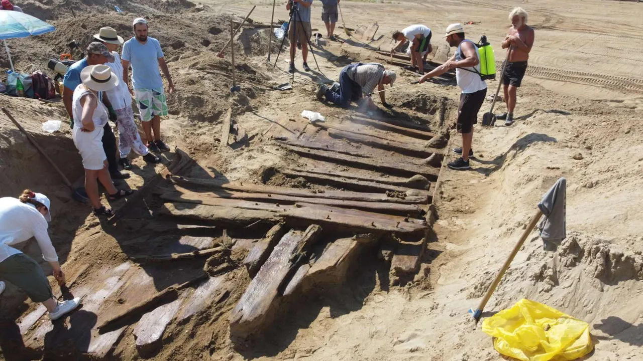Navio romano foi encontrado em mina de carvão na Sérvia, a 8 metros de profundidade, e pode ter servido à antiga cidade de Viminacium, na fronteira do Império Romano.