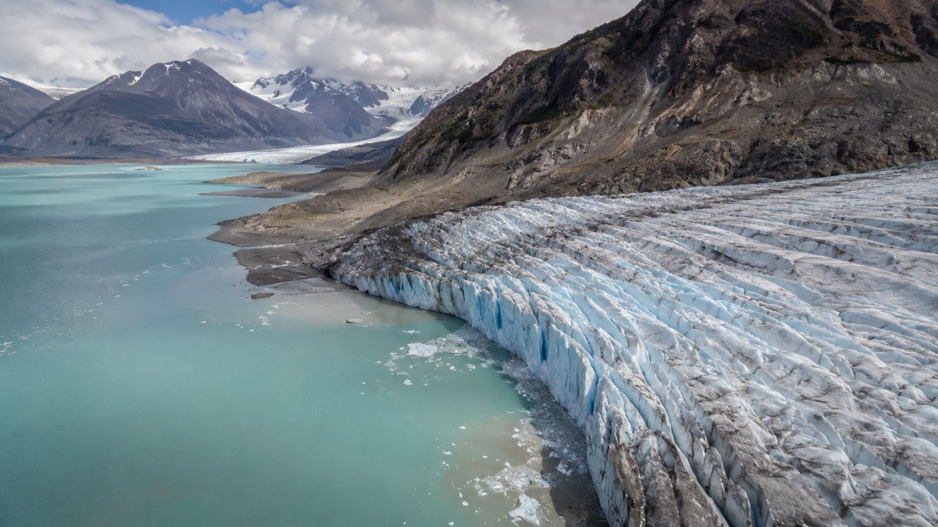 O degelo da geleira Viedma na Patagônia revelou uma fossa de 900 m e fez do lago Viedma o mais profundo da América, confirma o CONICET: o 5º do mundo.