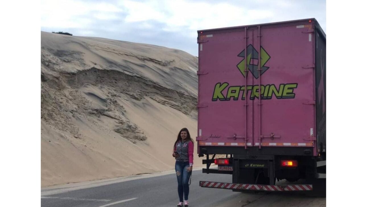Andreia chegou a dirigir um caminhão rosa (Foto: Arquivo pessoal)