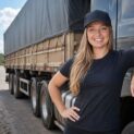 Andréia largou a faculdade de Direito para virar caminhoneira: hoje roda o transporte de grãos em Santa Catarina e tem 130 mil seguidores no TikTok.