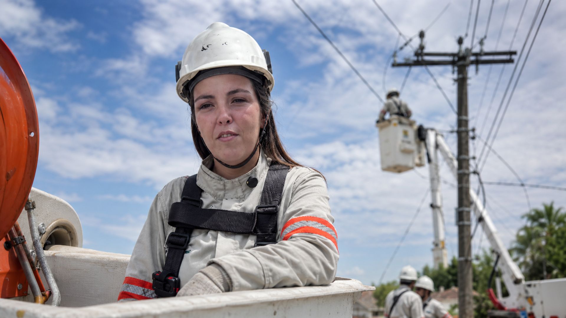 Aos 24 anos, Beatriz virou a primeira eletricista de linha viva do Mato Grosso na Energisa, marco para as mulheres na energia no setor elétrico.