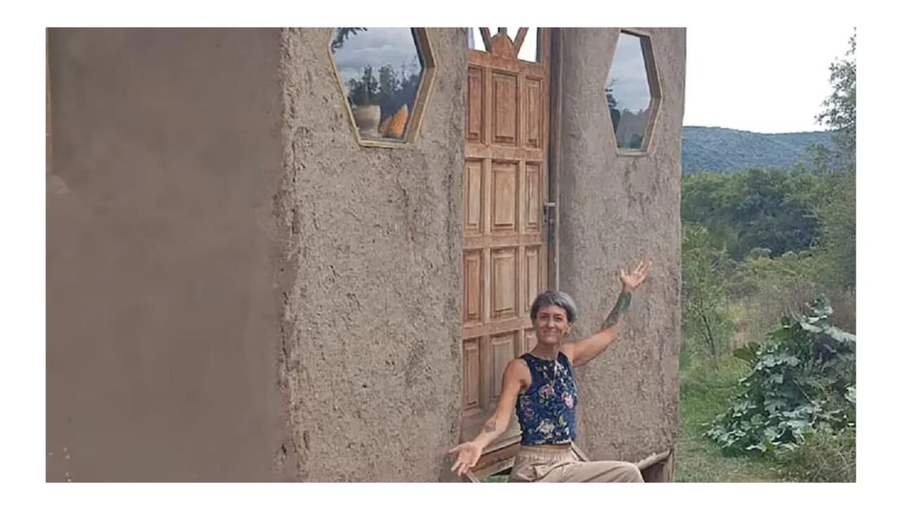 Casa de adobe e palha de 30 m² erguida à mão por ex-professora em Córdoba, na Argentina: um exemplo de bioconstrução sustentável onde ela teve o filho.