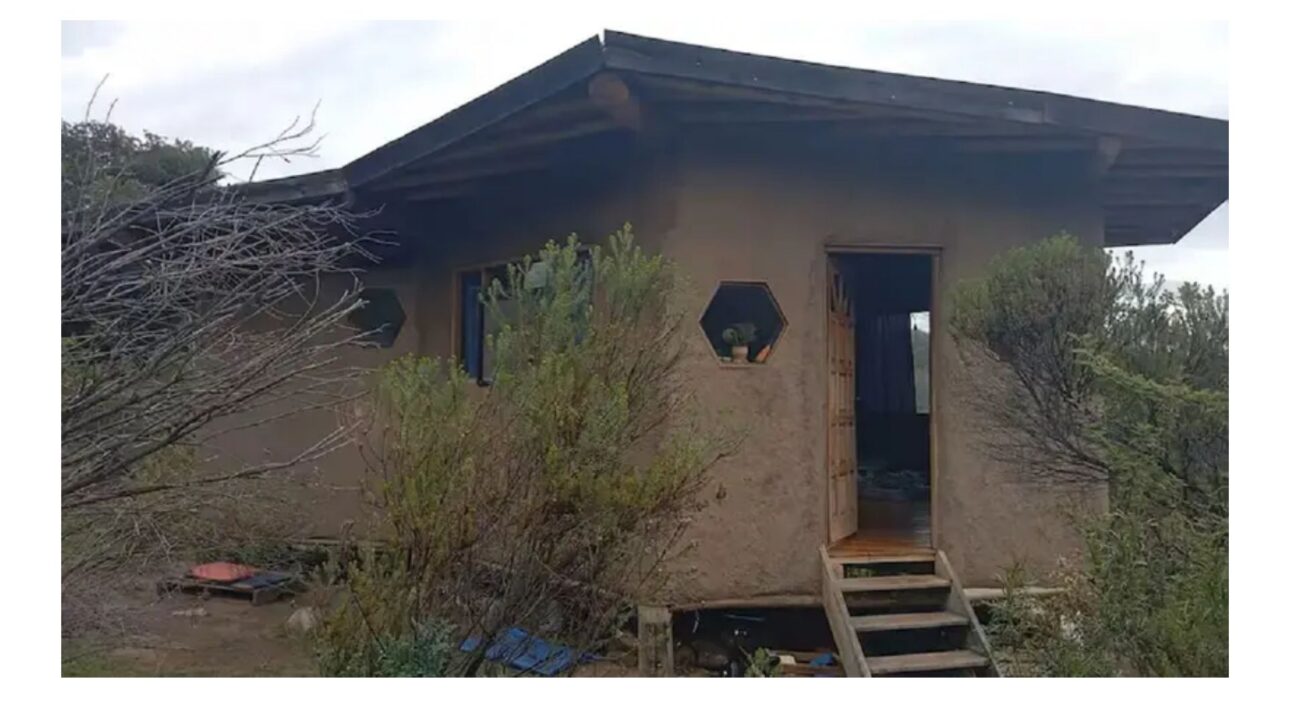 Casa de adobe e palha de 30 m² erguida à mão por ex-professora em Córdoba, na Argentina: um exemplo de bioconstrução sustentável onde ela teve o filho.