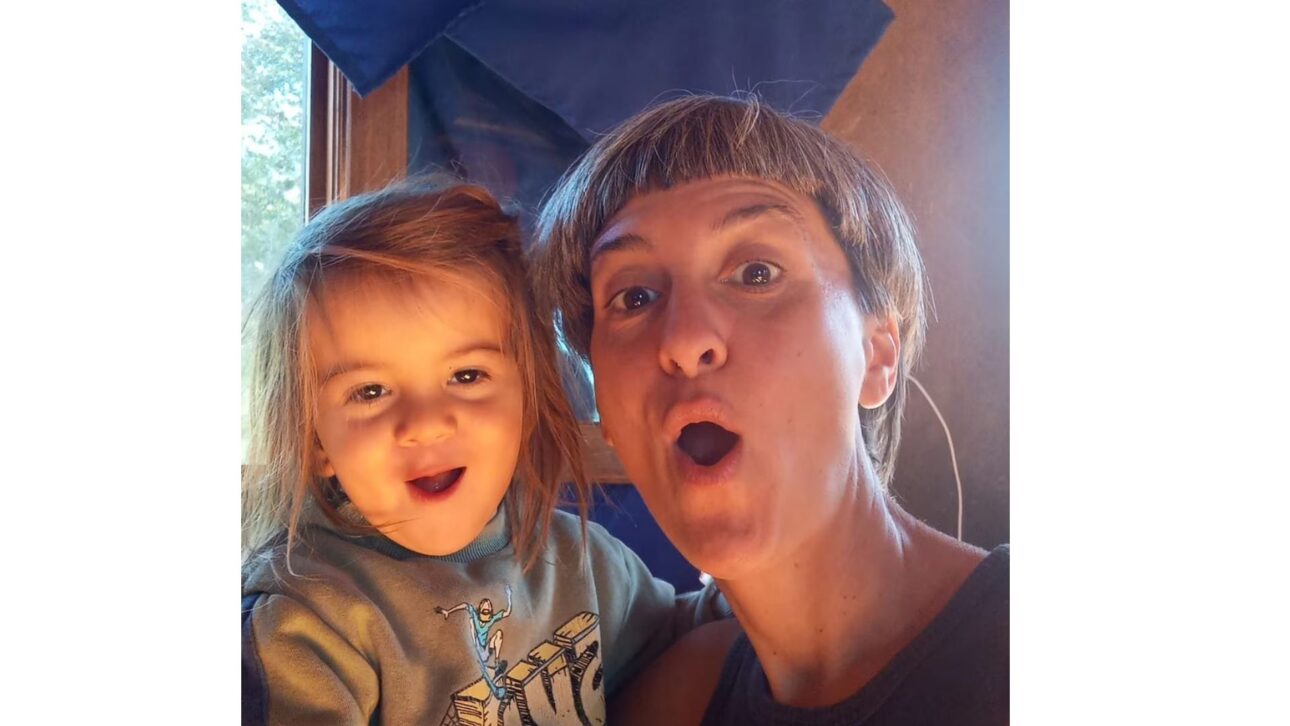 Jessica com seu filho de dois anos e meio, Kunturi, que nasceu na casa que ela mesma construiu nas montanhas.