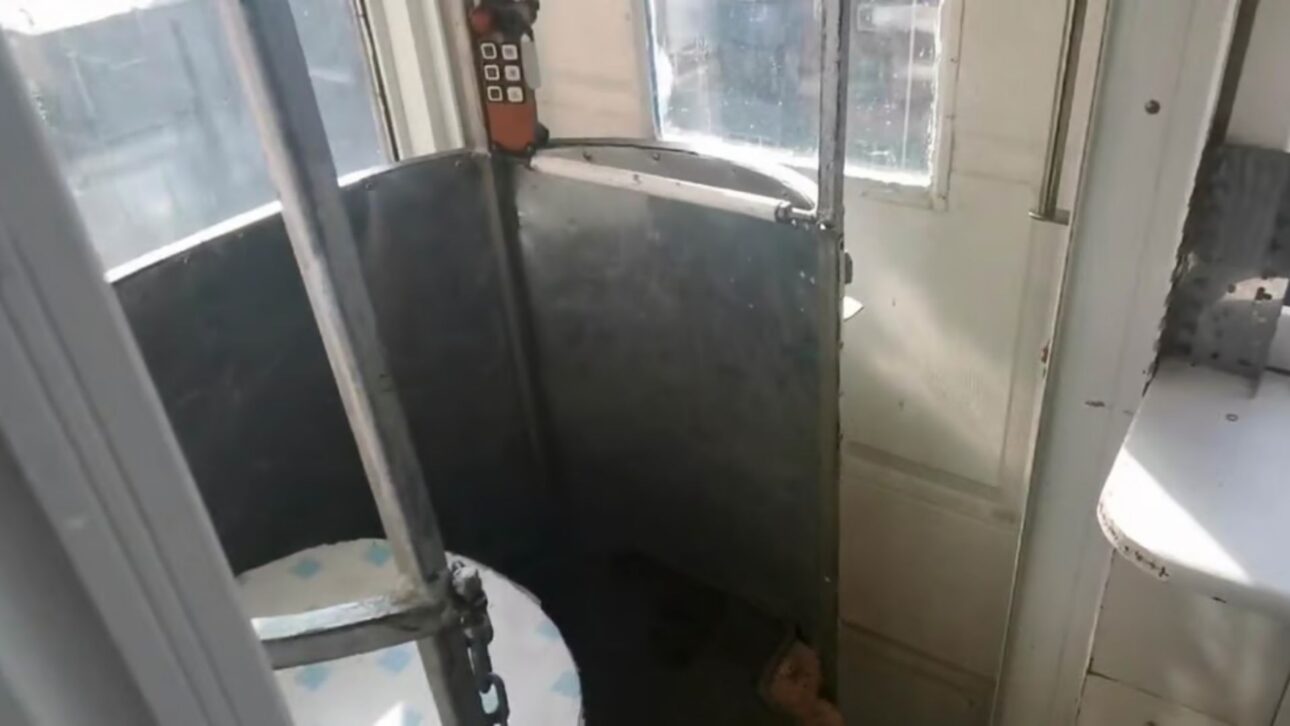 Este elevador compacto foi projetado para acomodar apenas uma cadeira, com um cabo que conecta a janela de Wang a um poste de luz situado na rua perto de seu prédio. Foto: Baidu

