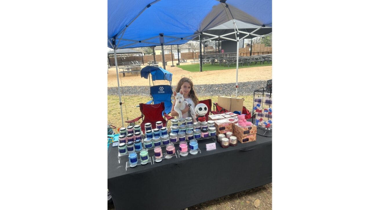 Aos 8 anos, uma menina empreendedora de San Antonio faz velas artesanais como hobby com os pais na marca Candle Pop Co. e poupa para o primeiro carro.