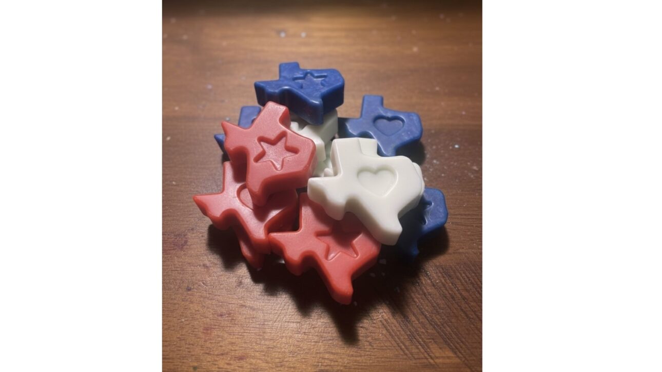 Aos 8 anos, uma menina empreendedora de San Antonio faz velas artesanais como hobby com os pais na marca Candle Pop Co. e poupa para o primeiro carro.