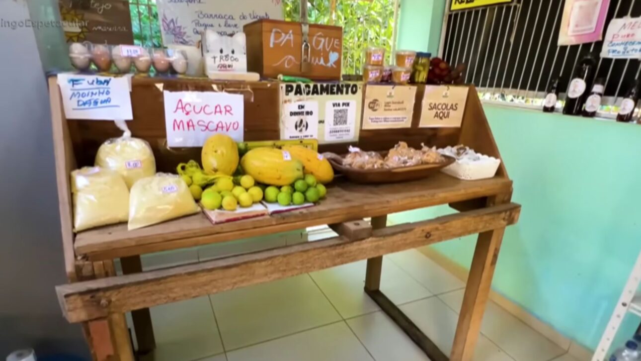 Seu Vicente, 80 anos, abre às 7h uma barraca sem vendedor em Taiom, Minas Gerais. Em 7 anos, apenas um furto. Clientes de 180 cidades já passaram e pagaram sozinhos.