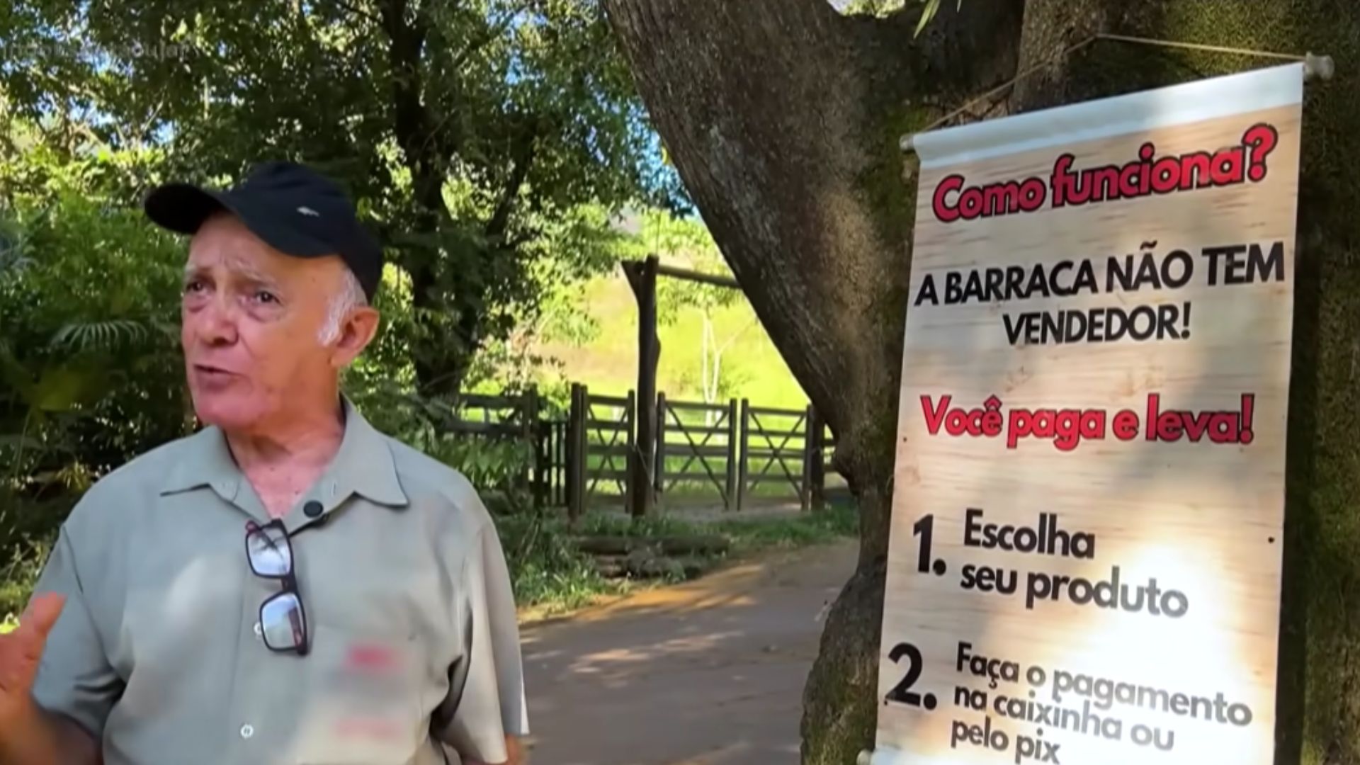 Seu Vicente, 80 anos, abre às 7h uma barraca sem vendedor em Taiom, Minas Gerais. Em 7 anos, apenas um furto. Clientes de 180 cidades já passaram e pagaram sozinhos.