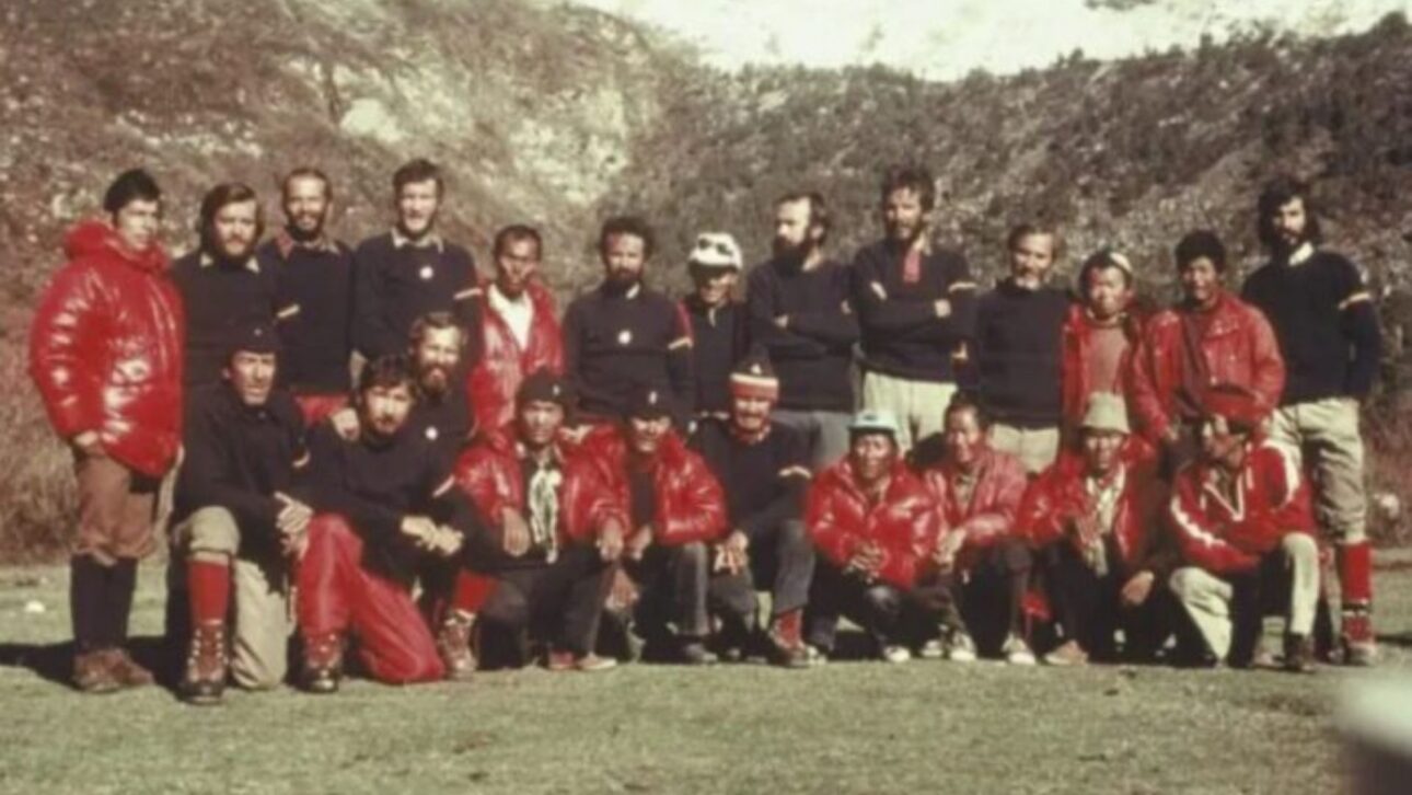 A equipe da expedição ao Manaslu de 1975, de Madrid, em 1975. Carlos Soria é o segundo da esquerda para a direita, na primeira fila. Foto: RSA Penalara